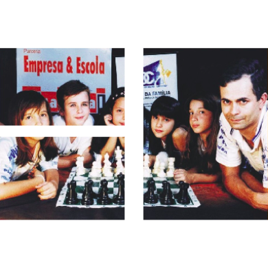 Foto do Sr. José com alunos em uma escola e uma xadrez em sua frente.